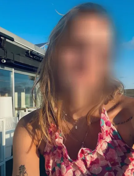 Amira, 29