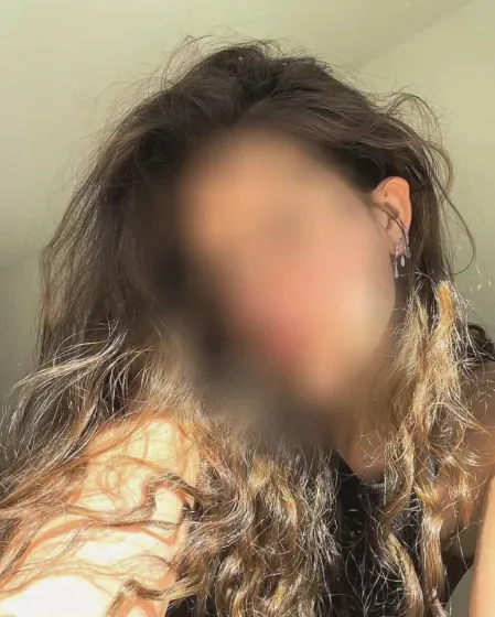 Larissa, 19