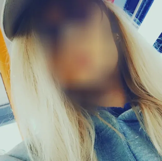 Mia, 28